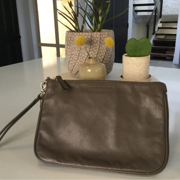 Banana Republic Wristlet EUC - Picture 1 of 9